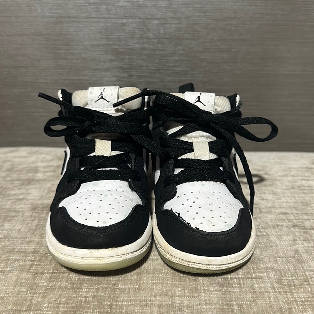 Jordan 1s black and white. 5c